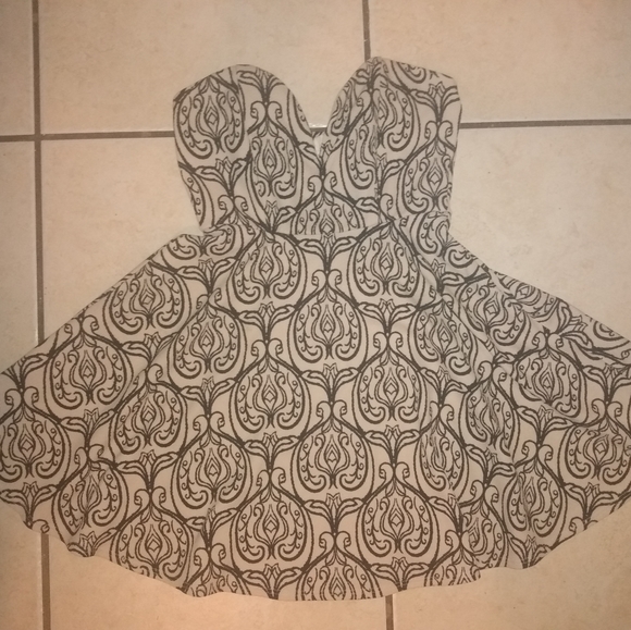 Low Cut Sexy Strapless Skater Dress - Picture 8 of 9